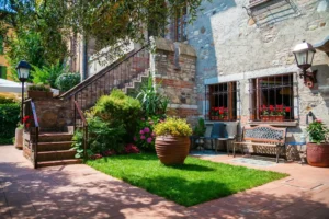 Cómo decorar un patio exterior con poco dinero